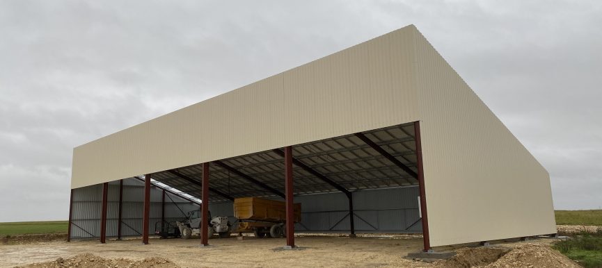 Construction d'un bâtiment photovoltaïque pour un usage agricole à Plaimpied givaudins